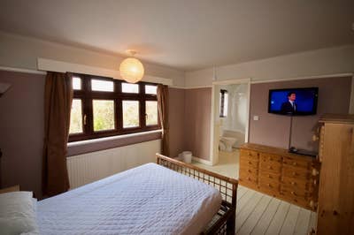 Very Large Ensuite Room in Luxurious Shared Home Main Photo