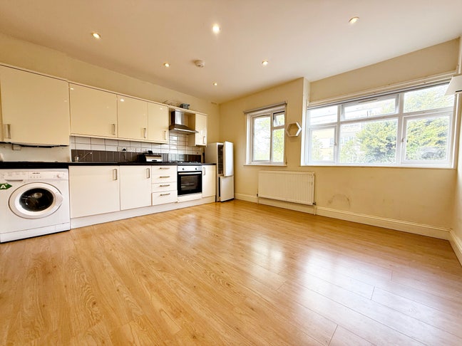 2 Bedroom Flat 1 Min Walk to Iver Station Main Photo
