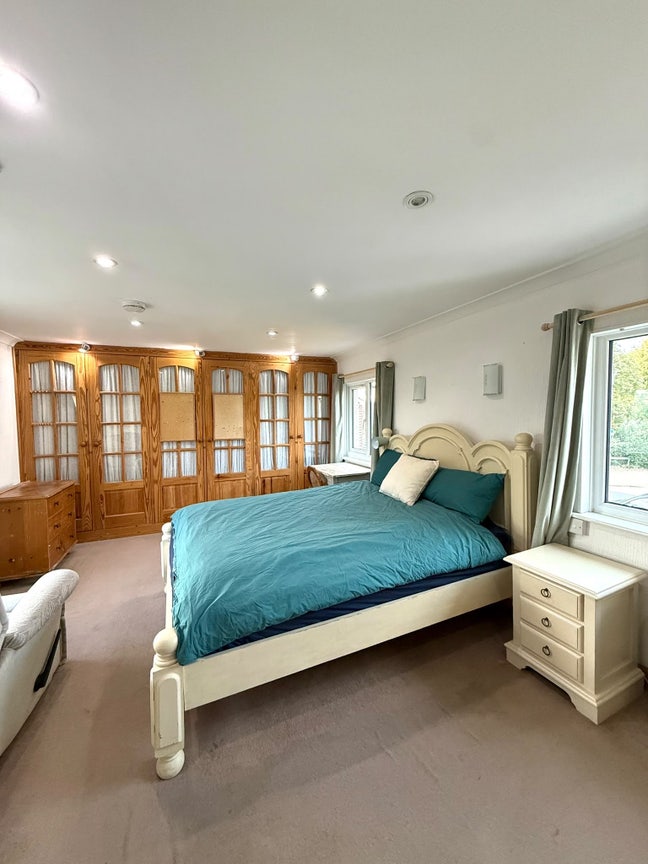 Spacious double room with en-suite  Main Photo
