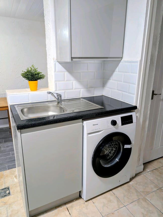 Fantastic 1 Bed Flat for couple with Garden  Main Photo