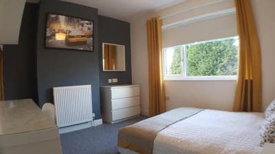 Double Bedroom on the West side of York Main Photo