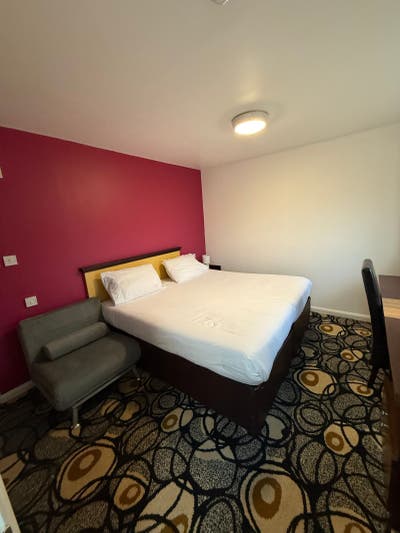 Modern Hotel-Style Ensuite | Free Wi-Fi & Parking Main Photo