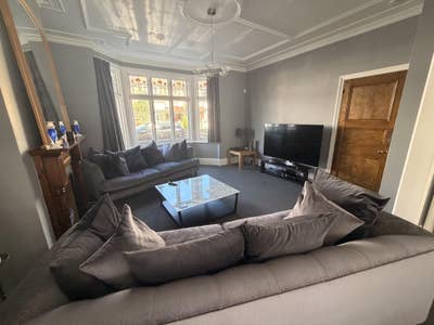 Large Double, Kingsize Bed, all bills & cleaner Main Photo
