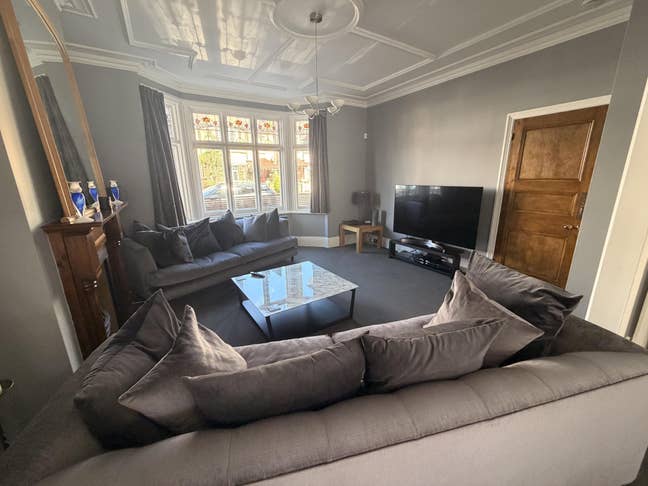 2 Large Doubles, Kingsize Bed, all bills & cleaner Main Photo