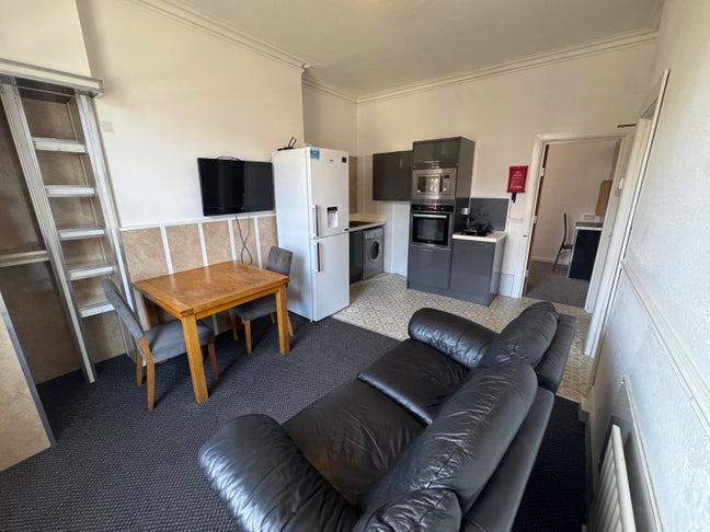 2 bedroom studio for small family  Main Photo