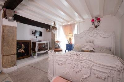 Bedroom with bathroom on suit  Main Photo