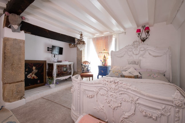 Bedroom with bathroom on suit  Main Photo