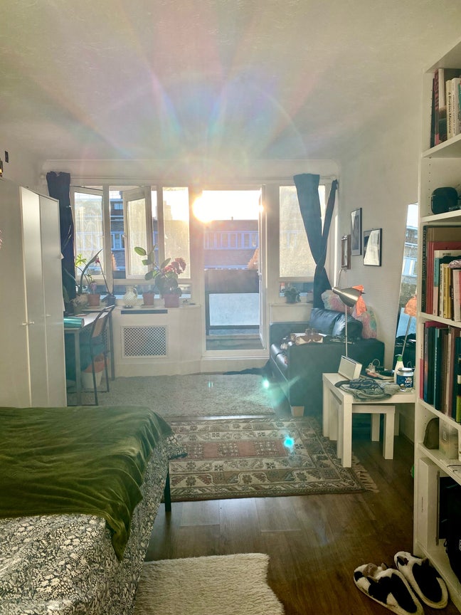 Sunny room with balcony sublet 4th-24th October Main Photo