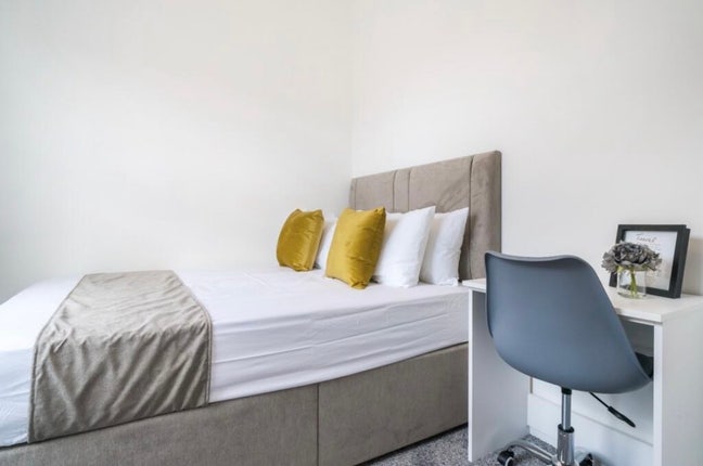 Luxury Room - Bills Included Main Photo