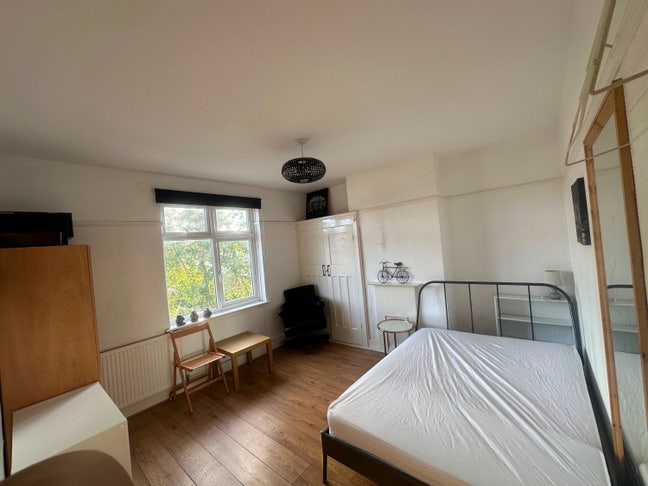 Large Double Room Main Photo
