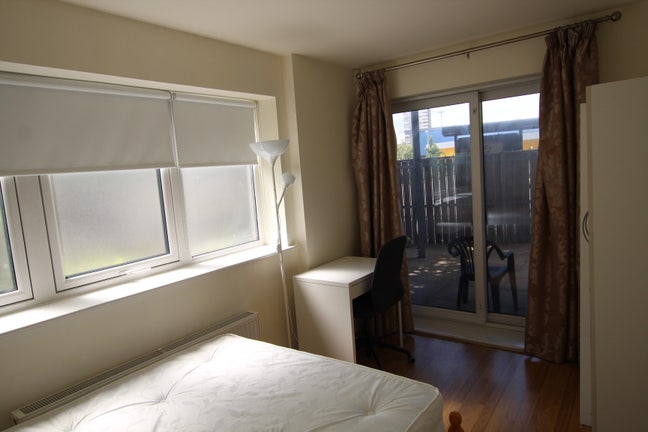 Double Room With Terrace In 3 Bed Flat Mile End E3 Main Photo