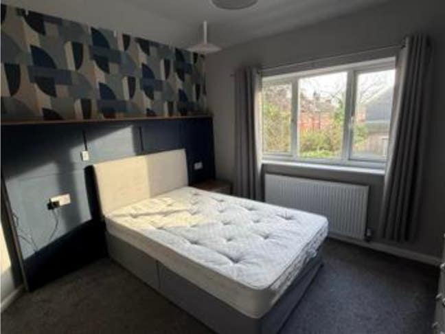 Large room in beautiful house Main Photo
