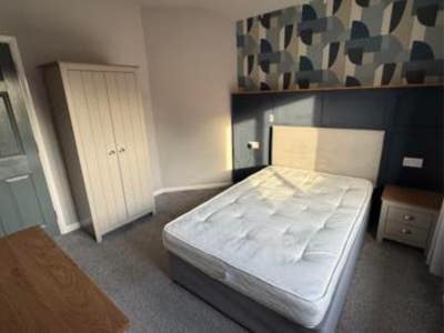 Large room in beautiful house Main Photo