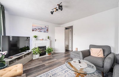 Short Term roommates for a 2 bed spacious flat Main Photo