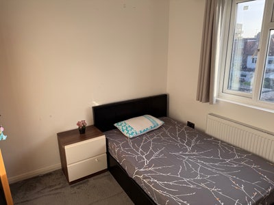    Double  room  to  let (Family home) Main Photo