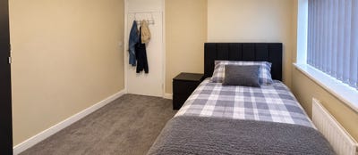 Medium sized room Main Photo