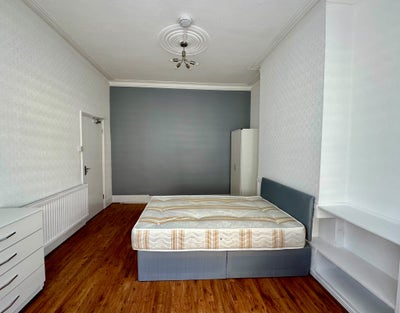 *Lovely Spacious King-Size Room – N17 6EB  Main Photo
