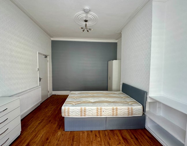 *Lovely Spacious King-Size Room – N17 6EB  Main Photo