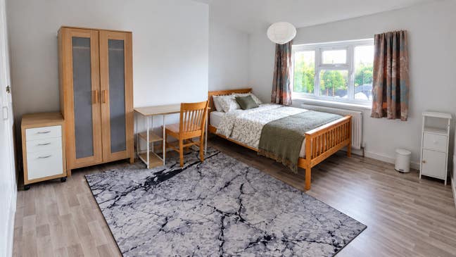 Large double room with a garden view  Main Photo