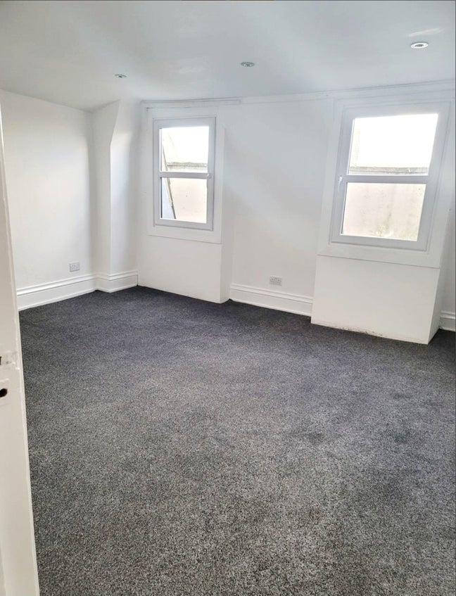 2 Bedroom 3rd Floor Flat Main Photo