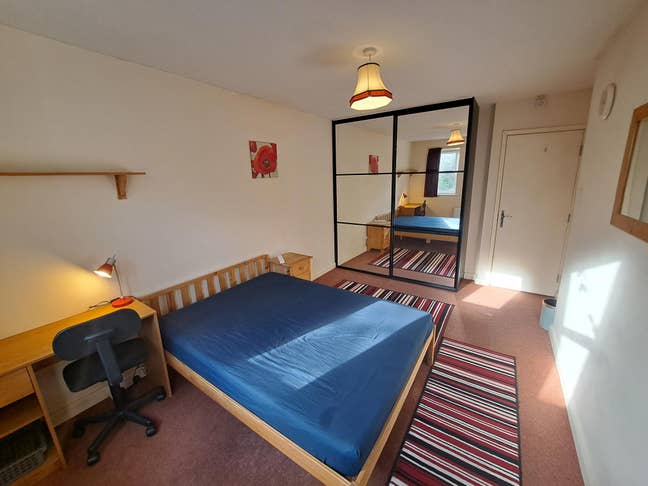 Large Double Room to Let with Free Gym & Bills Main Photo