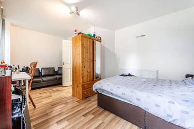 ✨ Spacious 5-Bed House with Garden, Garage & Balco Main Photo