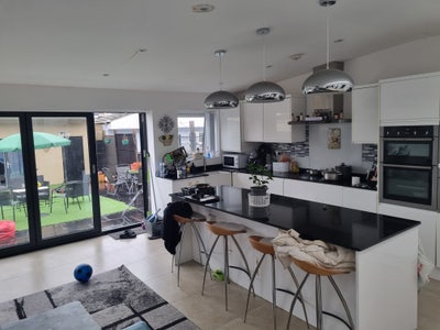 Large double bedroom/fully furnished. Main Photo