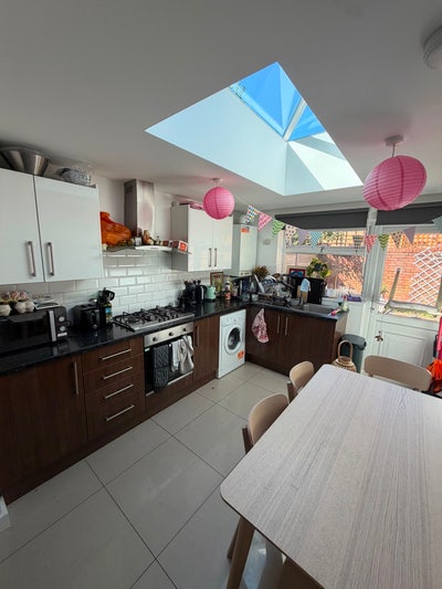 Very Spacious Double Room - East London Main Photo