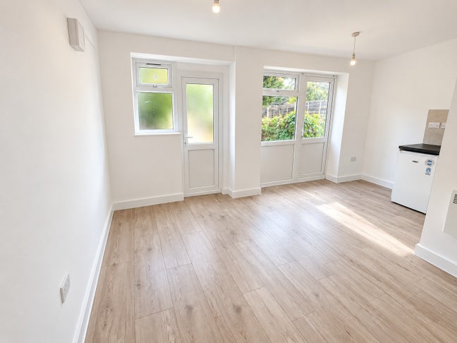 DSS - Studio Flat Available in Plumstead SE2 Main Photo