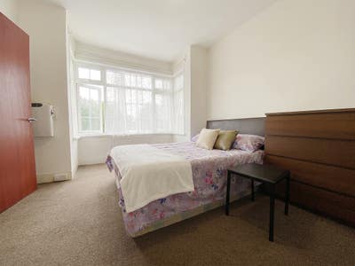 Large Studio 10 Mins Walk to Hounslow East Main Photo