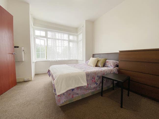 Large Studio 10 Mins Walk to Hounslow East Main Photo