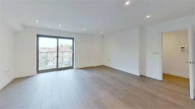 Double Bedroom (Ensuite) - 2 Bed North London Flat Main Photo