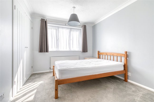 Double room available in a spacious 2 bed flat  Main Photo