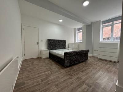 Double En-Suite Room in 2 Bed Apartment in Town Main Photo