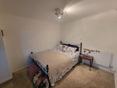 Very spacious room in a 4 bedroom house Main Photo