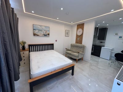 Furnished Studio Flat – Albany Road, Cardiff Main Photo