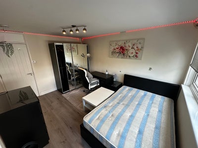 🌕 Stunning room w/ private balcony, 2 baths - now Main Photo