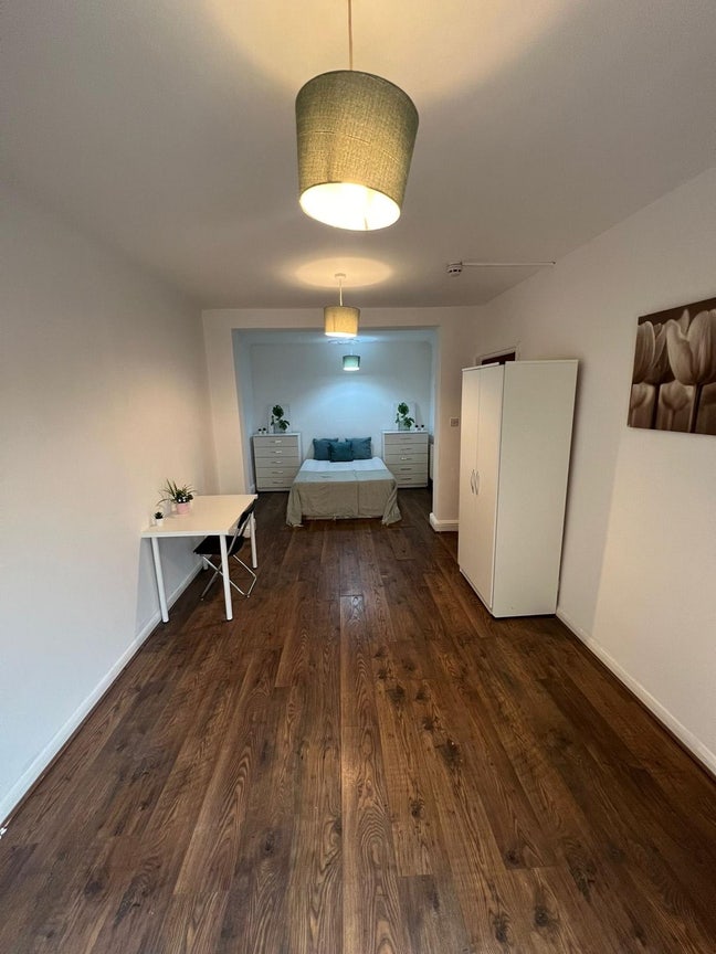 Huge Room Access to Garden-5Min to St- Zone 2 Main Photo