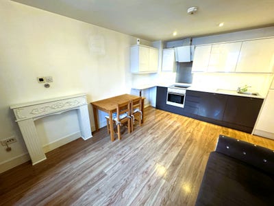2 Bed Flat in Romford Town Centre &pound;1775 Pcm Main Photo