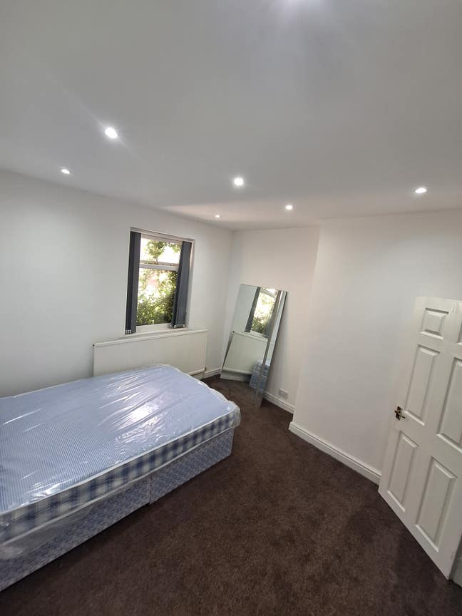Double Room in a Large Shared House (3 bath), M16 Main Photo