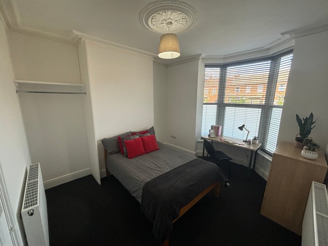 One room available within a 6 bedroom property  Main Photo