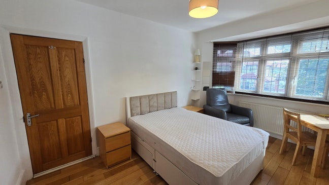 Double room in a large house with a garden Main Photo