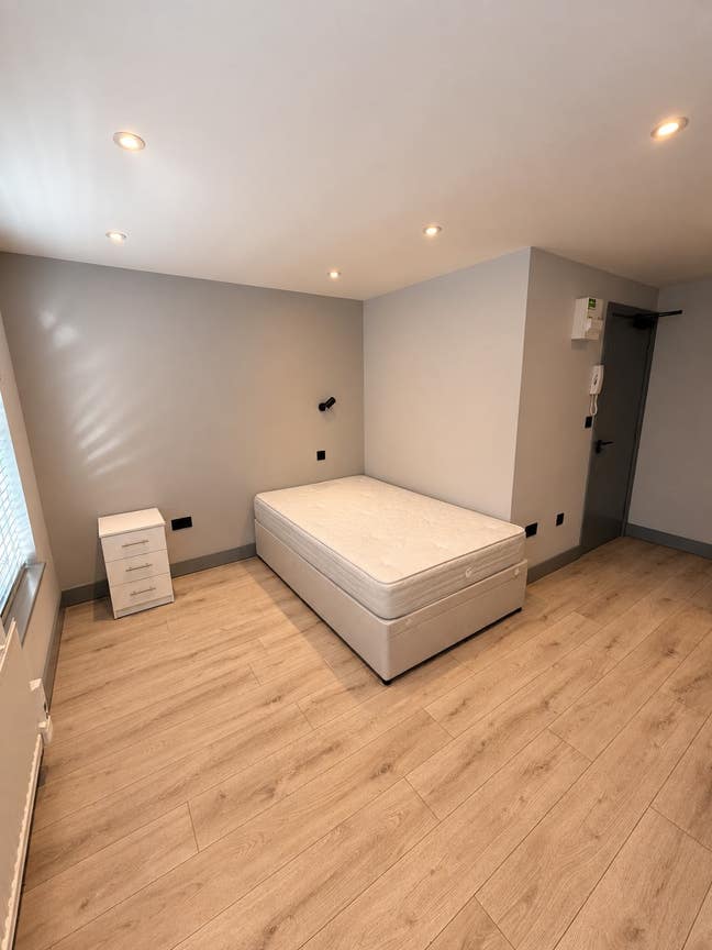 Spacious studio in Longfellow Road, Worcester Park Main Photo