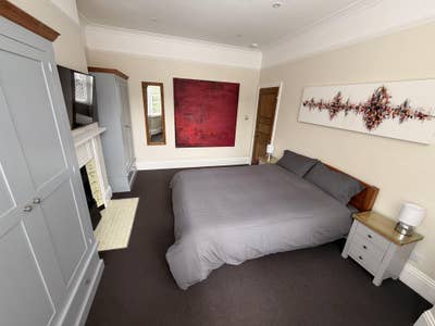 Large Double, Kingsize Bed, all bills & cleaner Main Photo