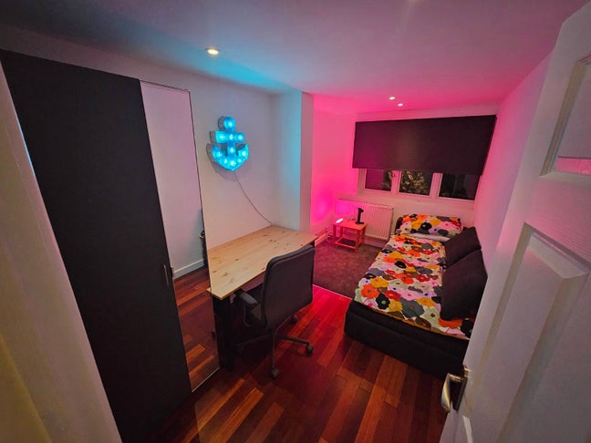 1 room  available in house bills included  Main Photo