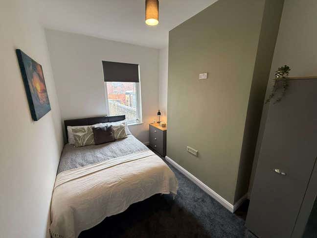 Room available - Two Kitchens Two Shower Rooms Main Photo