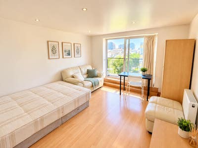 1 Balcony 2 Ensuites and dbl rooms in Canary wharf Main Photo