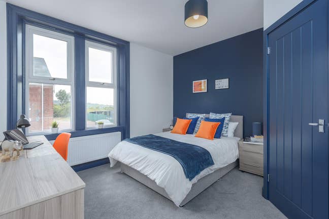 Large Double En-Suite Room, George Street Main Photo