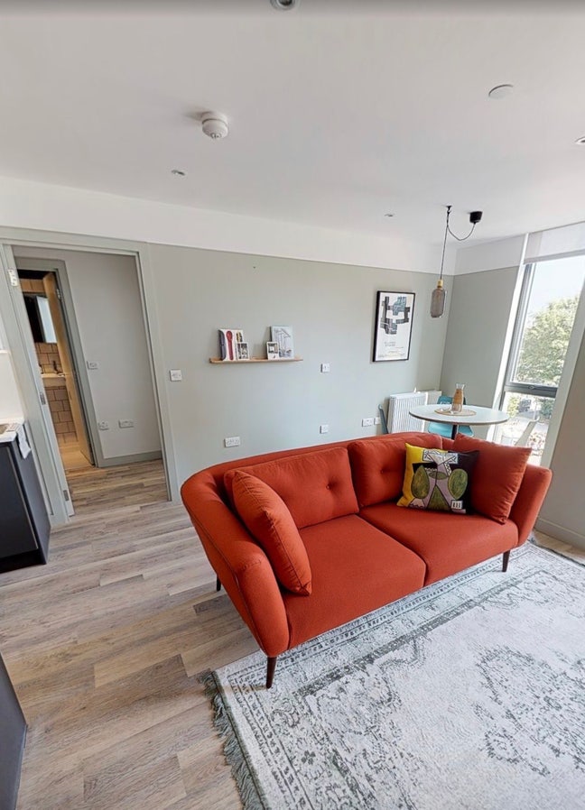 Female flatmate wanted for 2 bedroom 2bathroom Main Photo