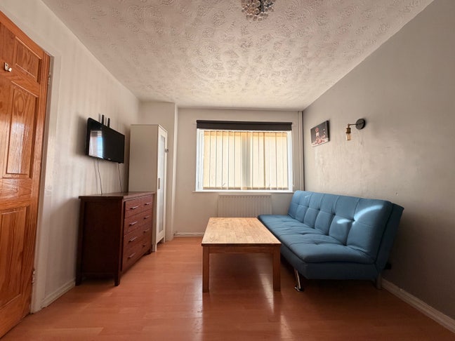 Spacious furnished room with single bed. Main Photo